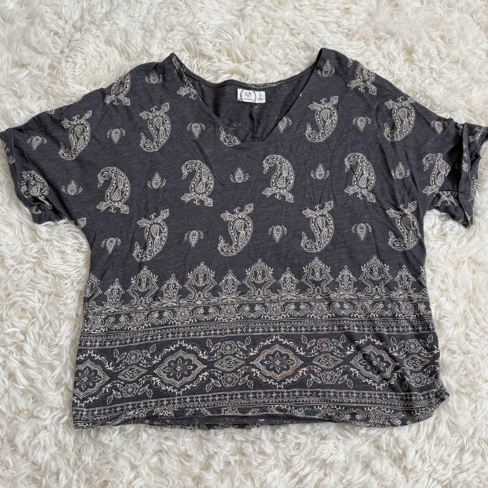 Maurice’s 24/7 Women’s Grey Patterned V Neck Short Sleeve Size Small